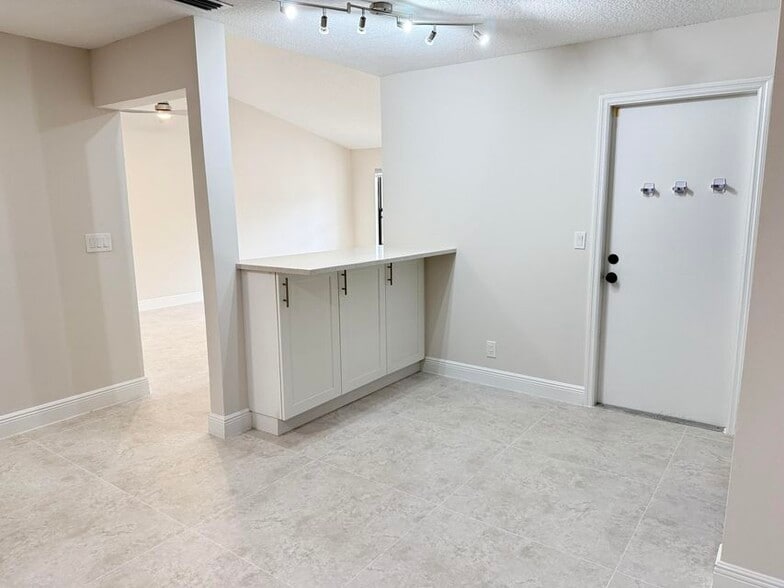 Building Photo - 1065 Mulberry Pl