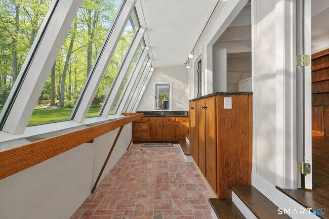 Building Photo - 815 Valley Rd