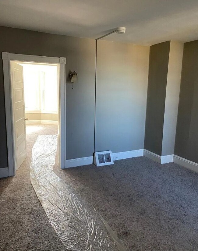 Building Photo - Cozy 4 Bedroom, 1 Bath Home in West York Schools!