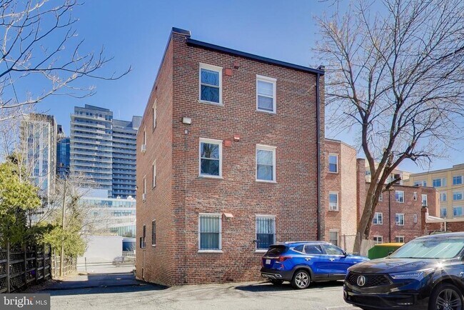 Building Photo - 1726 N Quinn St