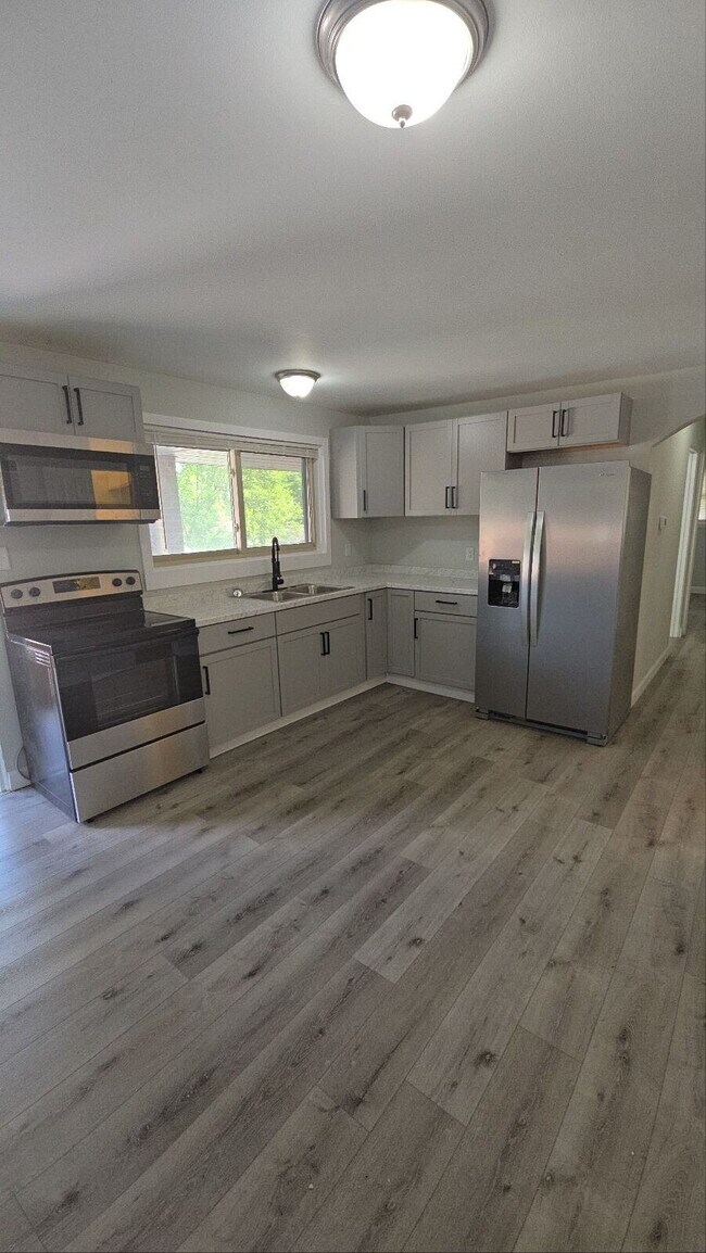 Building Photo - Affordable Comfort in a Great Location — 3...