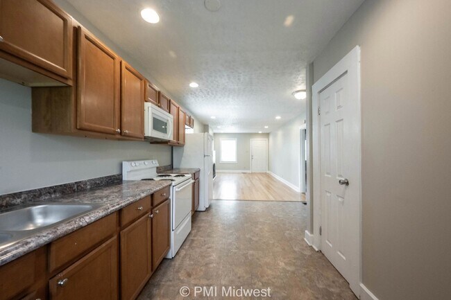 Building Photo - Charming 2-Bedroom Home with Hardwood Floo...