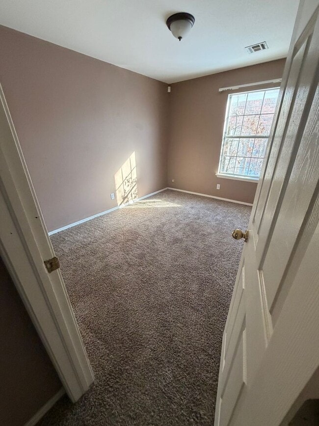 Building Photo - This charming single story 3 bedroom, 2 bath home with the convenience and an unbeatable location.