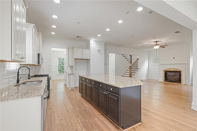 Building Photo - 232 Hunt St NE