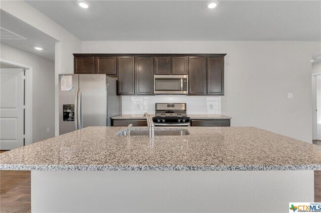 Building Photo - 585 Apache Plum Dr