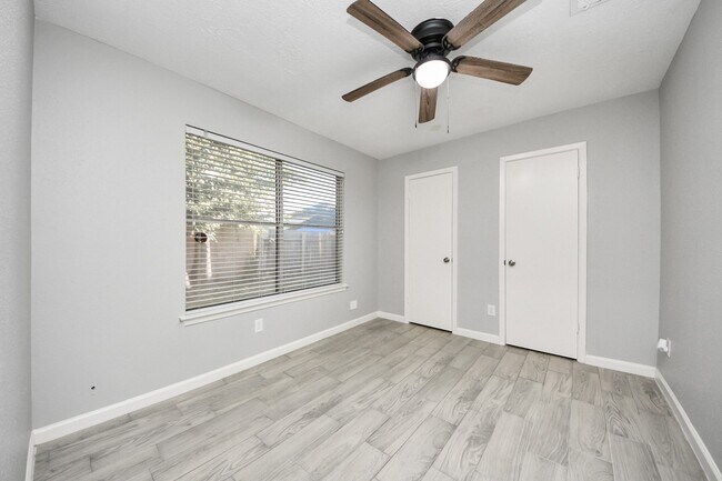 Building Photo - 2471 Falls Church Dr