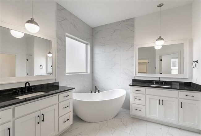 Building Photo - 1600 SW Montrose Ave