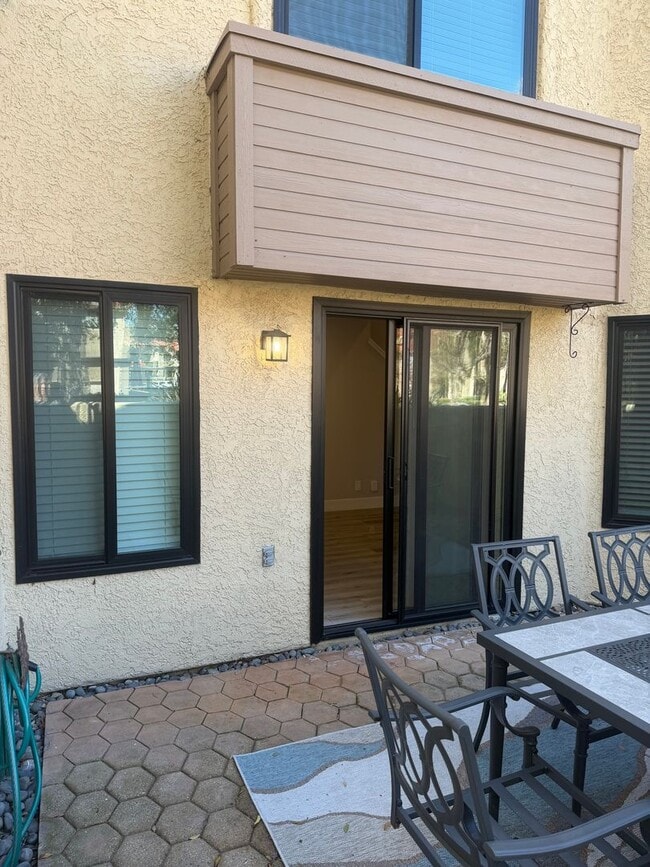 Building Photo - Beautiful 2 bed, 2 baths Summerplace townhome with community pool