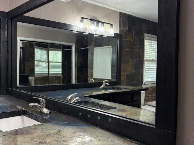 Building Photo - 1562 Linksview Close