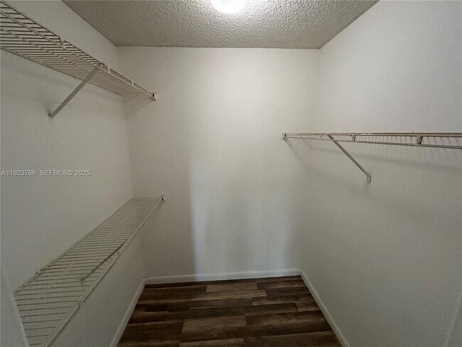 Building Photo - 620 S Park Rd