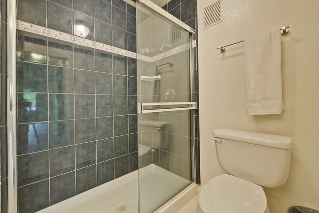 Building Photo - 2-bedroom, 2-bathroom condo in Awesome Mou...