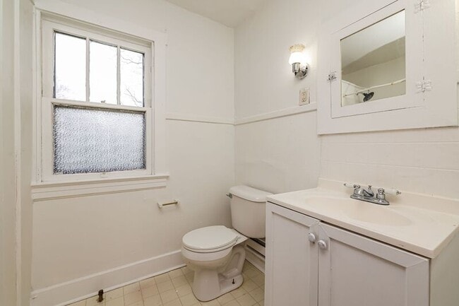 Building Photo - 1530 1/2 W High Street