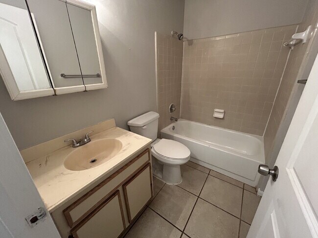 Building Photo - Perfect 1 Bedroom 1 Bathroom With Fenced In Backyard!