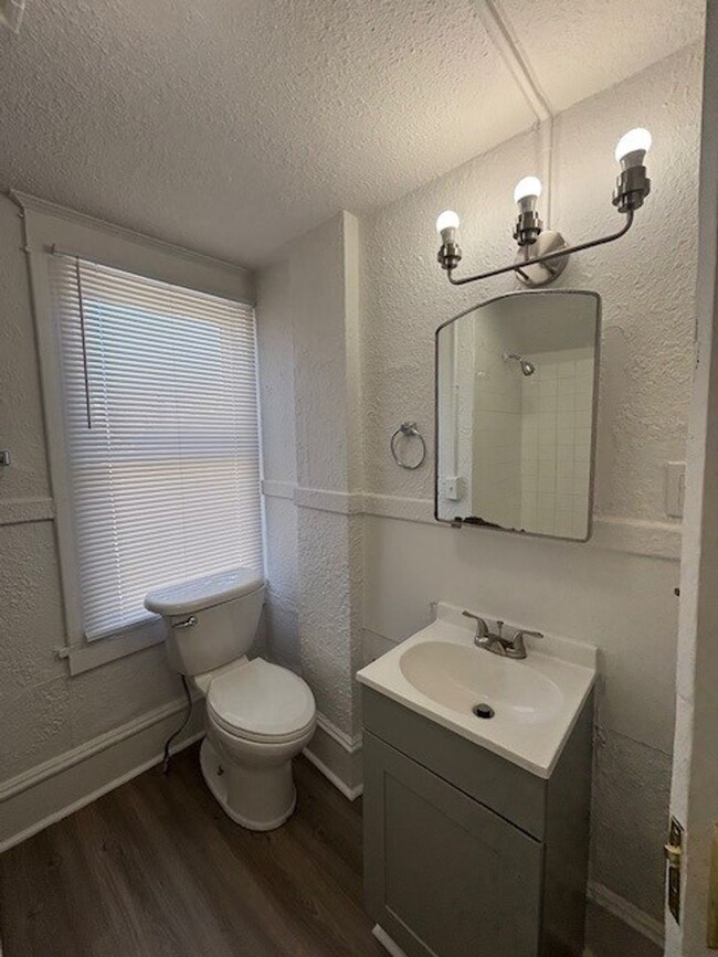 Building Photo - 2 Bed 1 Bath Updated Home