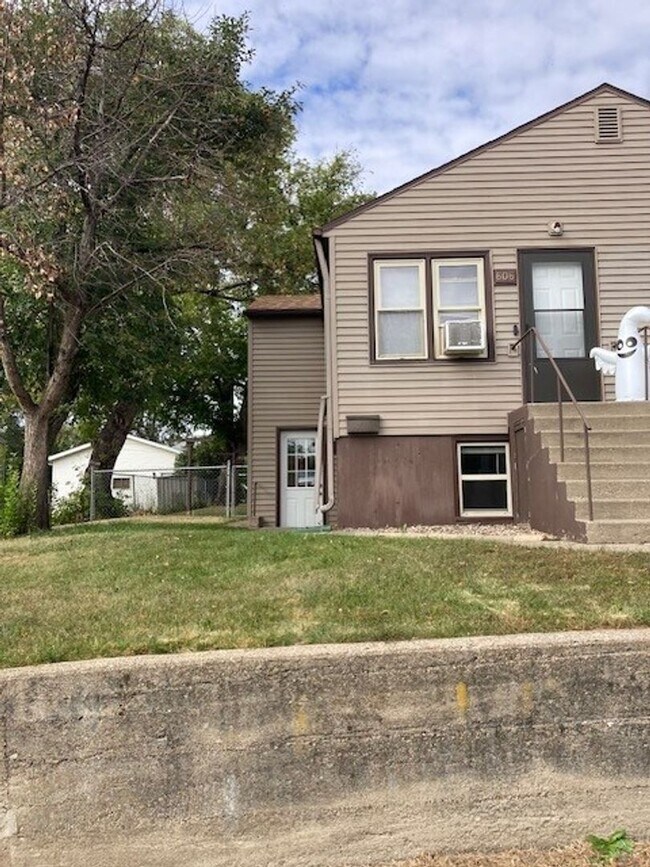 Building Photo - 606 N 13th St