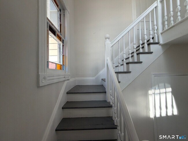 Building Photo - 316 W Main St