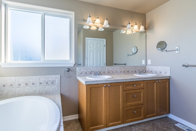 Building Photo - Spacious 4-Bedroom Haven in Kent with 2.5 Bathrooms and 2,570 Sq Ft of Comfort!