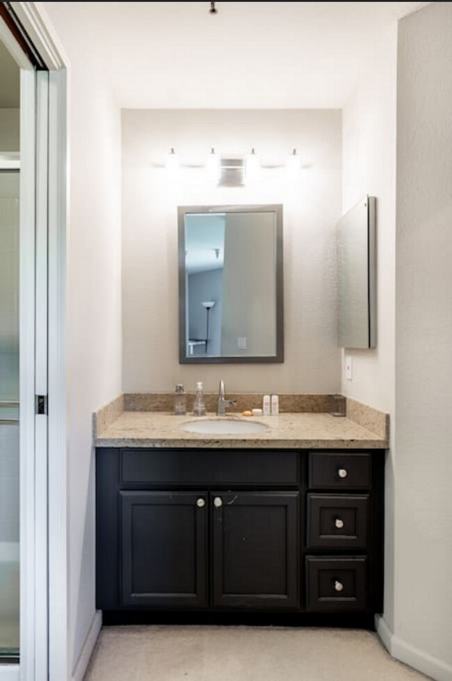 Building Photo - EPIC REA:End-Unit & Top 2 Floor (Penthouse...