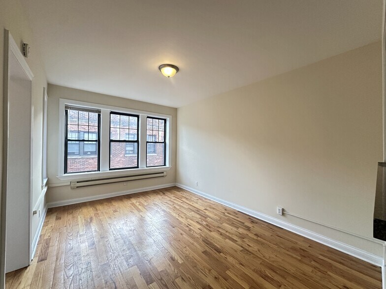 Building Photo - 4211 N Wolcott Ave