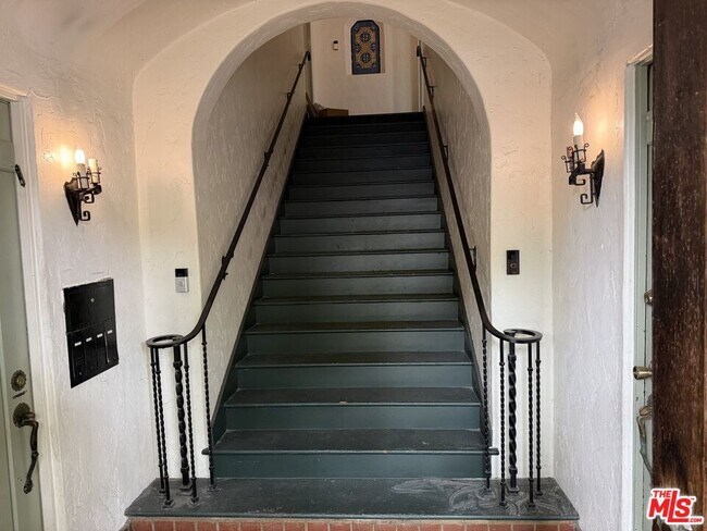 Building Photo - 1132 N Vista St