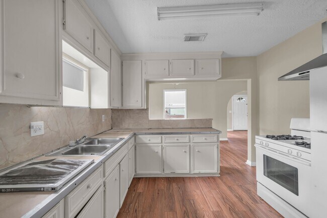 Building Photo - 7304 Kinney St