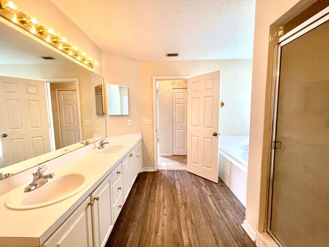 Building Photo - LARGE AND SPACIOUS 4/3 HOME IN EAST ORLANDO WEDGEFIED COMMUNITY