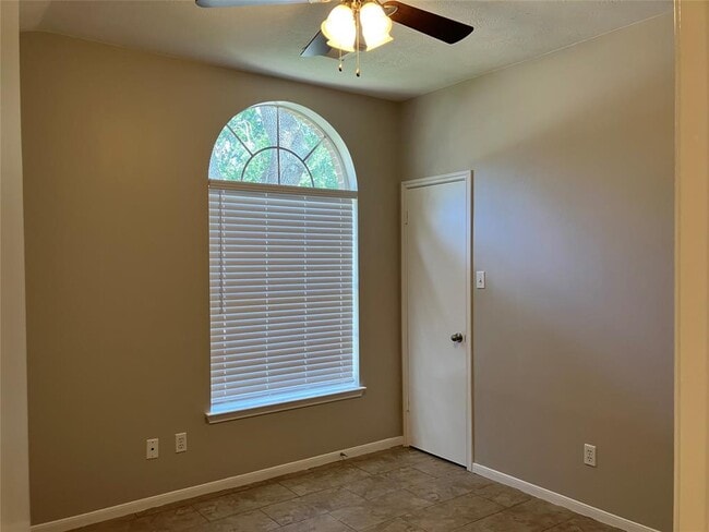 Building Photo - 1827 Oak Ridge Dr