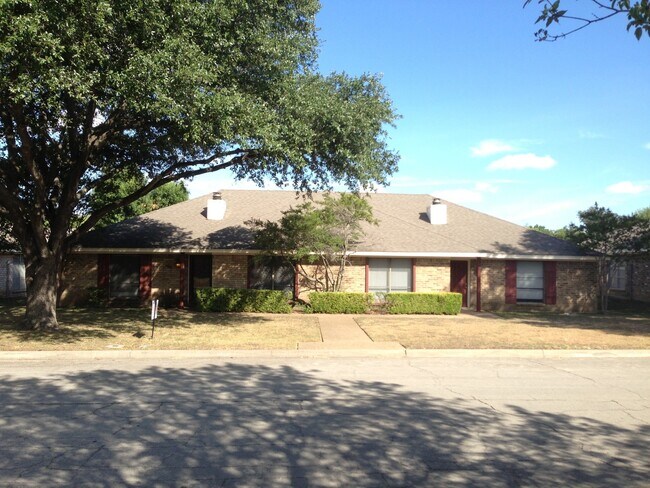 Building Photo - 5727 Roxanne Dr