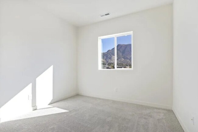 Building Photo - Beautiful 3 Bed 2.5 Bath in Highland!!