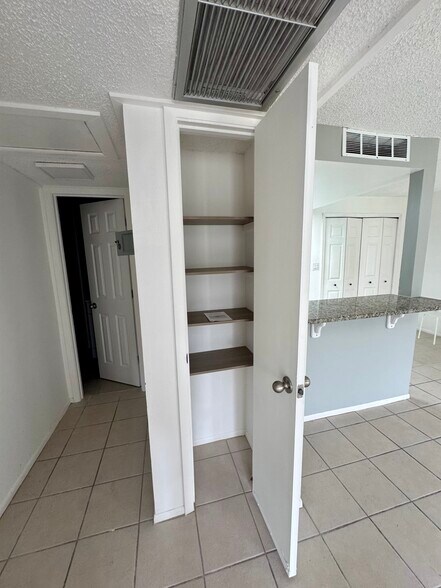Building Photo - 588 Orange Dr