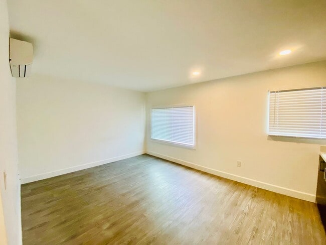 Building Photo - El Buho