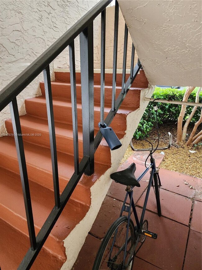 Building Photo - 681 S Hollybrook Dr