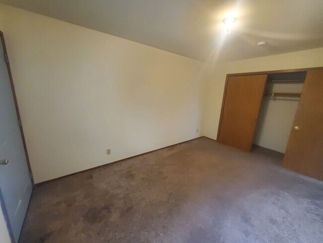 Building Photo - 2205 Green Tree Rd