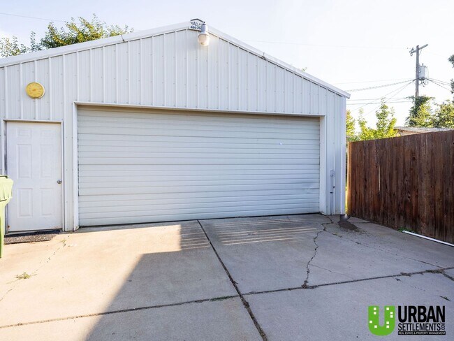Building Photo - 4112 E 23rd Ave