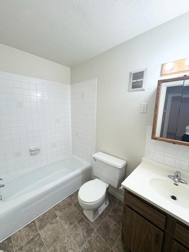 Building Photo - 200 S Grove St