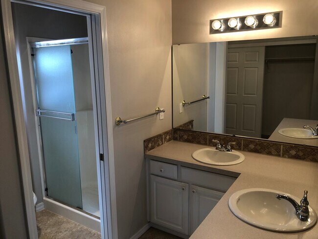 Building Photo - Larger Three Bedroom Home in Keizer