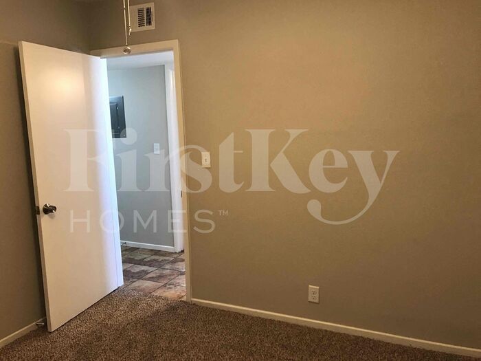 Building Photo - 4747 Everman Dr