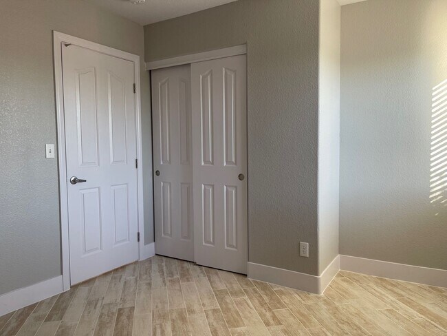 Building Photo - **GORGEOUSLY REMODELED & CLEAN!!  3BD-2 1/2BA HOME IN SILVERADO RANCH !!  *** ONLY $2,190 ***