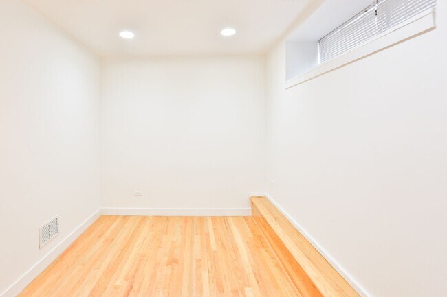 Building Photo - Amazing Noble Square Large (1600 s.f.) 3 Bedroom 2 Bath Duplex