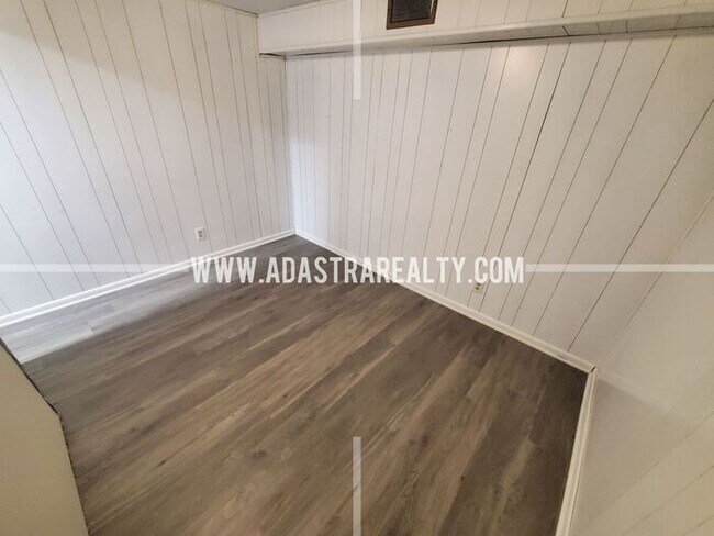 Building Photo - Very Nice Overland Park Duplex-Available in APRIL!!