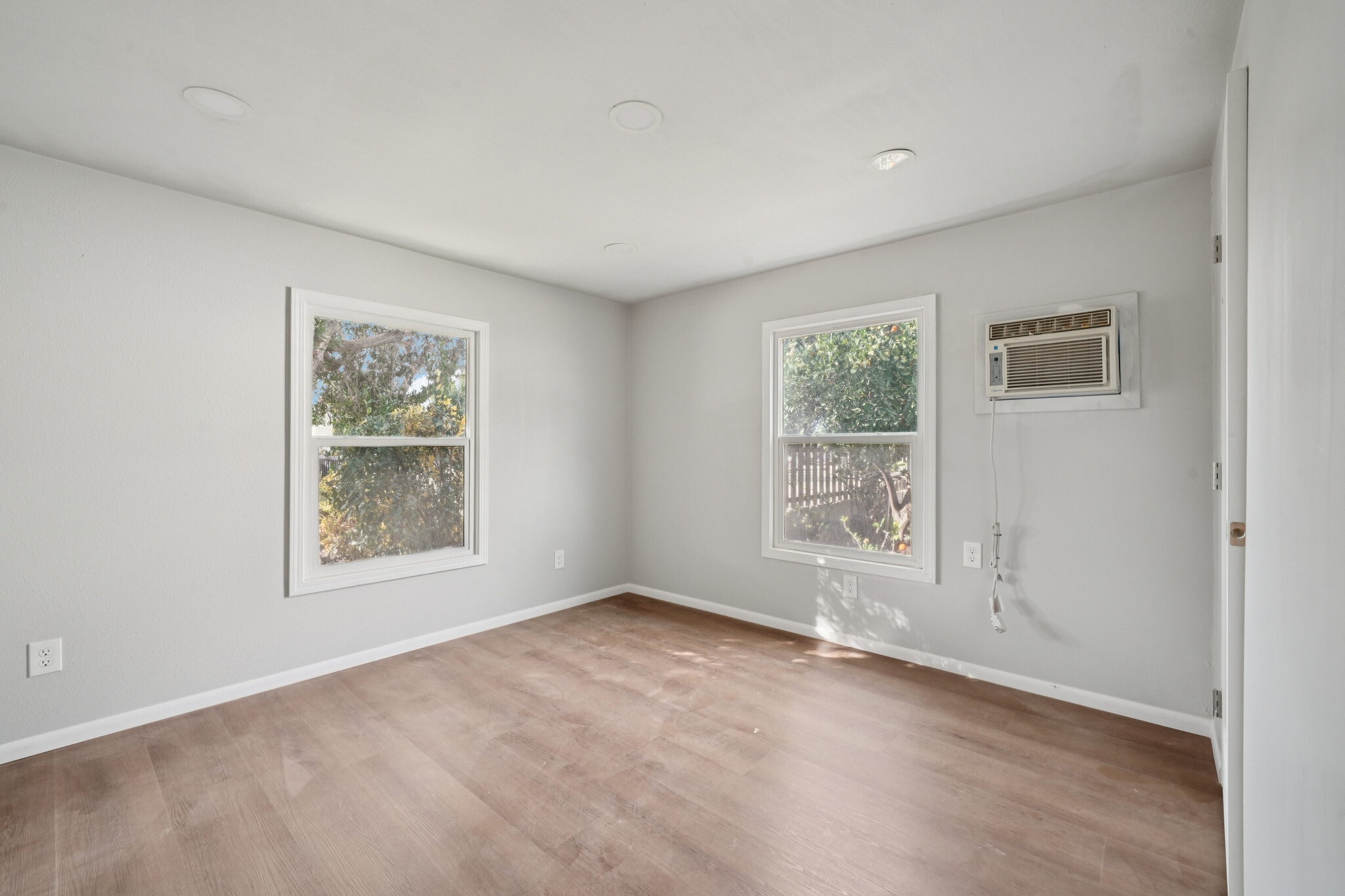 Building Photo - 1842 E Victoria Ave