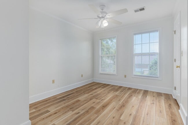 Building Photo - Quiet Neighborhood in a Conveniently Locat...