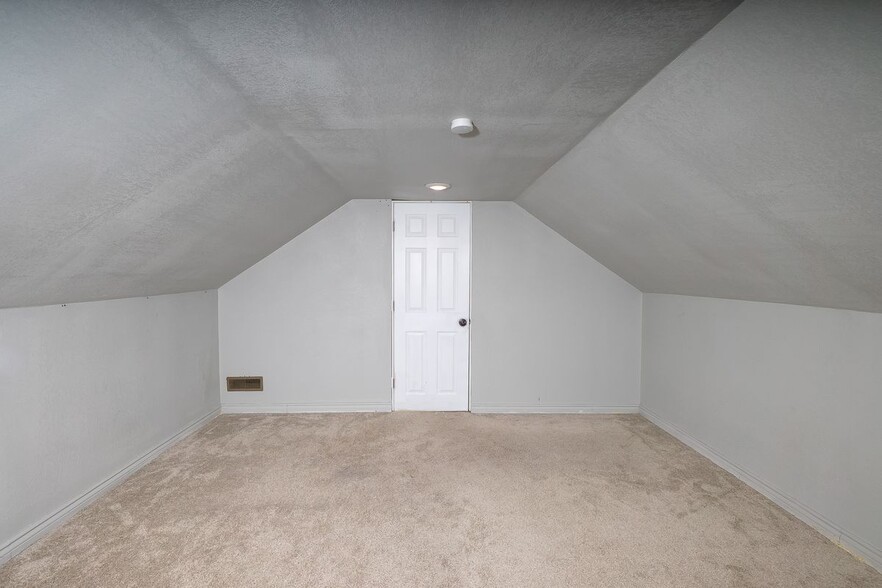 Building Photo - 6074 Tarnow St