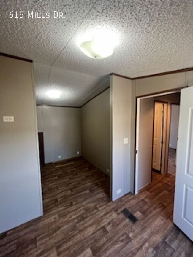 Building Photo - 615 N Mills Dr