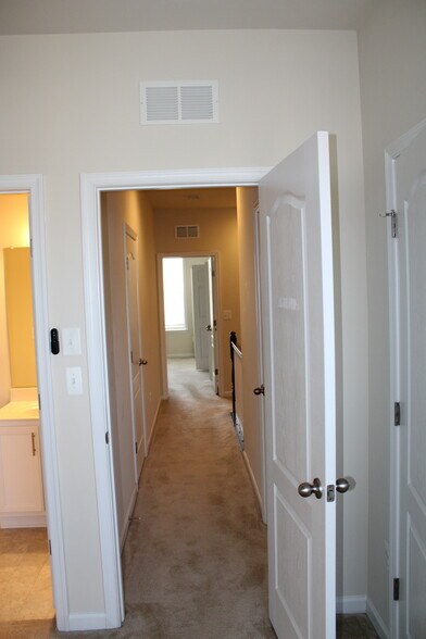 Building Photo - 829 Jarrett Ln