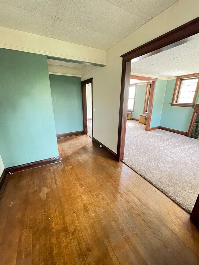 Building Photo - AVAILABLE AUGUST - 2 Bedroom 1 Bath Lower ...