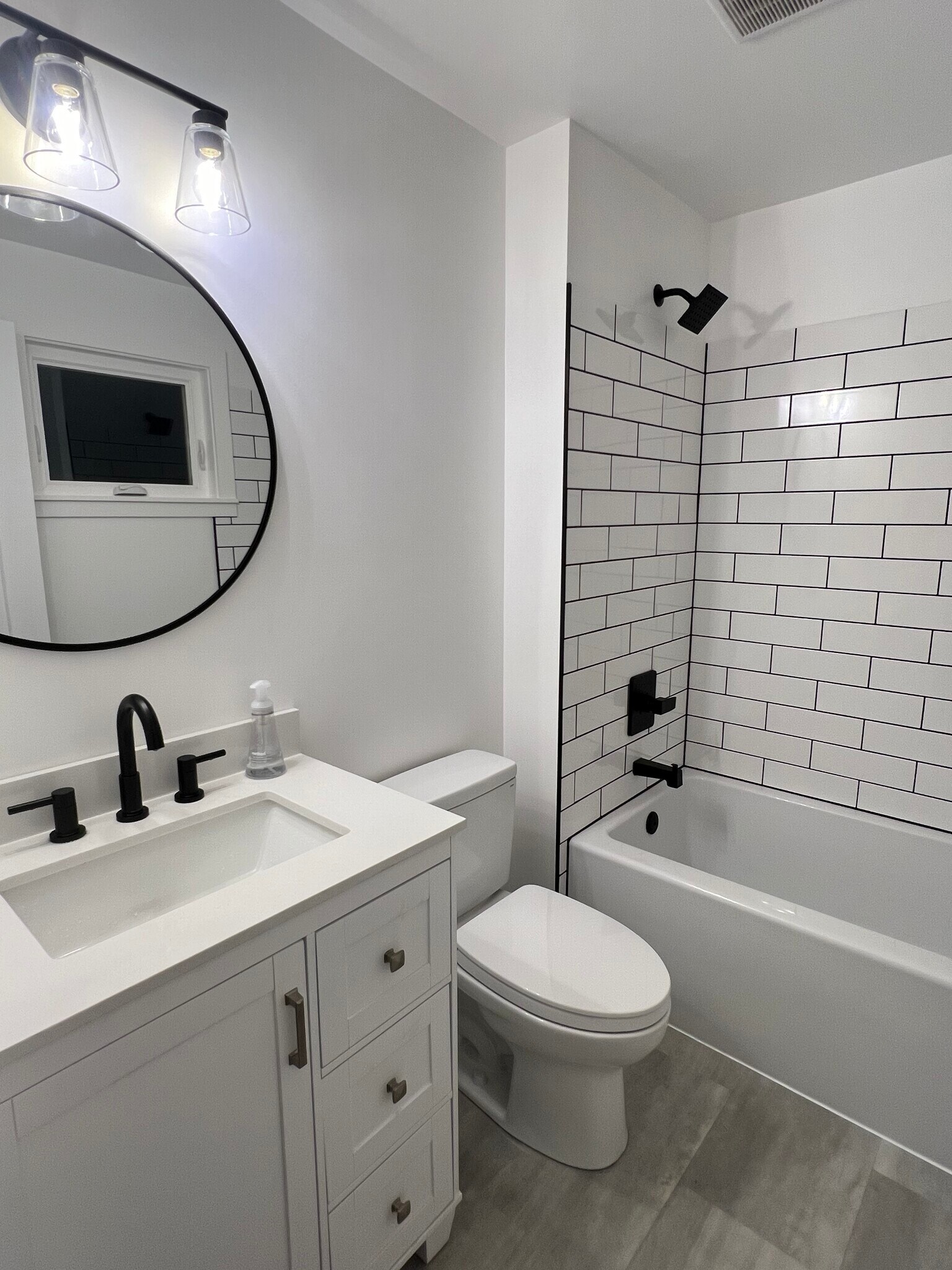 Primary bath with soaking tub - 2815 Callahan Dr