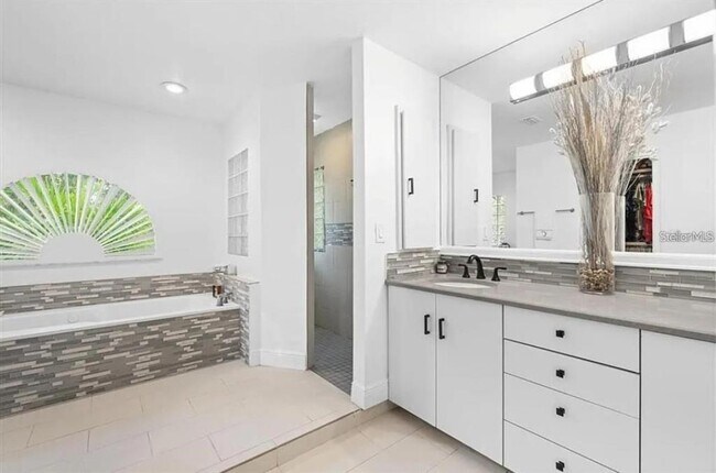 Building Photo - 3740 Aberdeen Dr