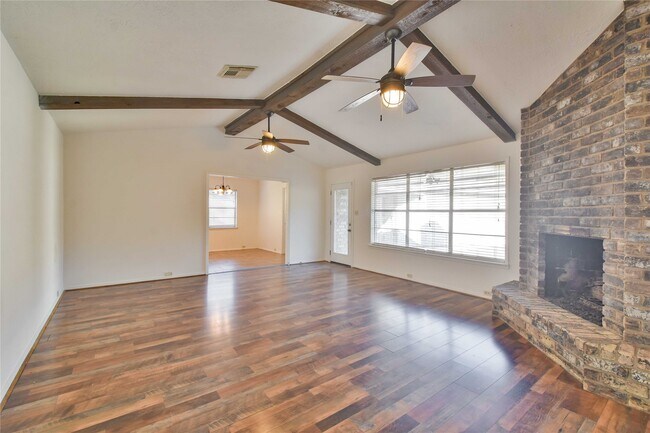 Building Photo - 703 Bayview Dr