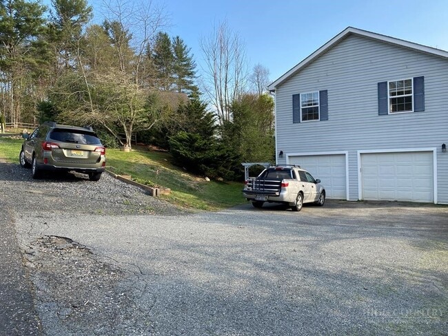 Building Photo - 562 Nikanor Rd